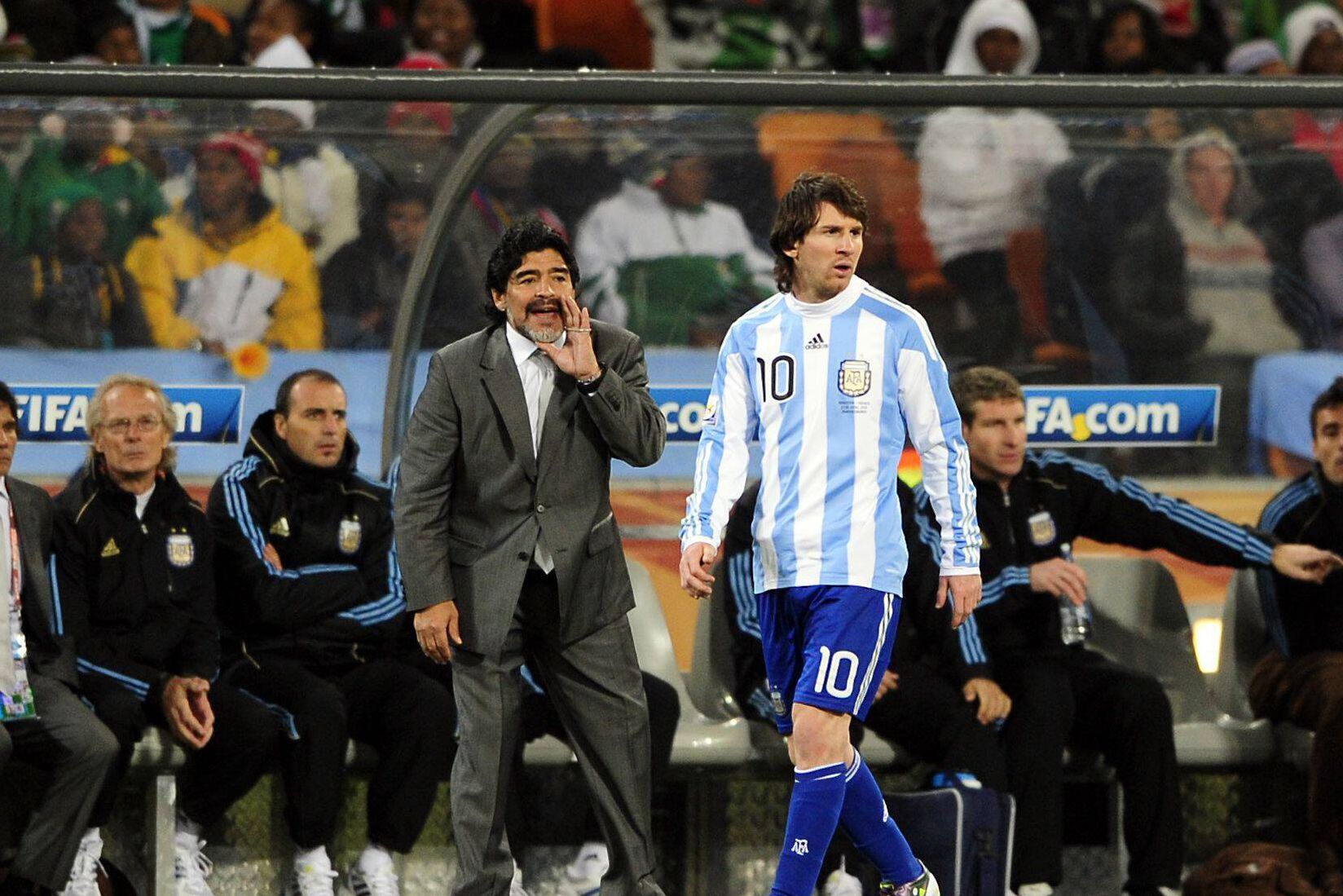 Maradona e Messi durante o Mundial 2010