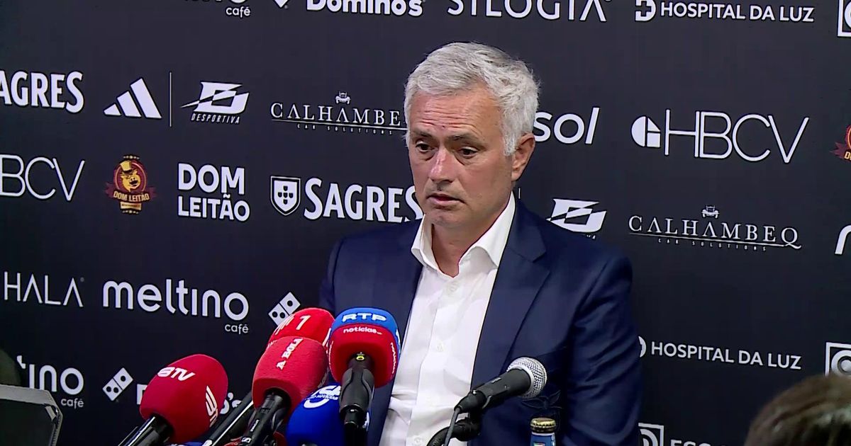 Mourinho explica porque terminou o jogo com Pavlidis, Ivanovic e Anísio Cabral