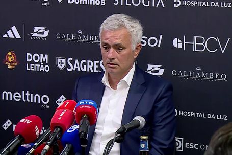 Mourinho explica porque terminou o jogo com Pavlidis, Ivanovic e Anísio Cabral