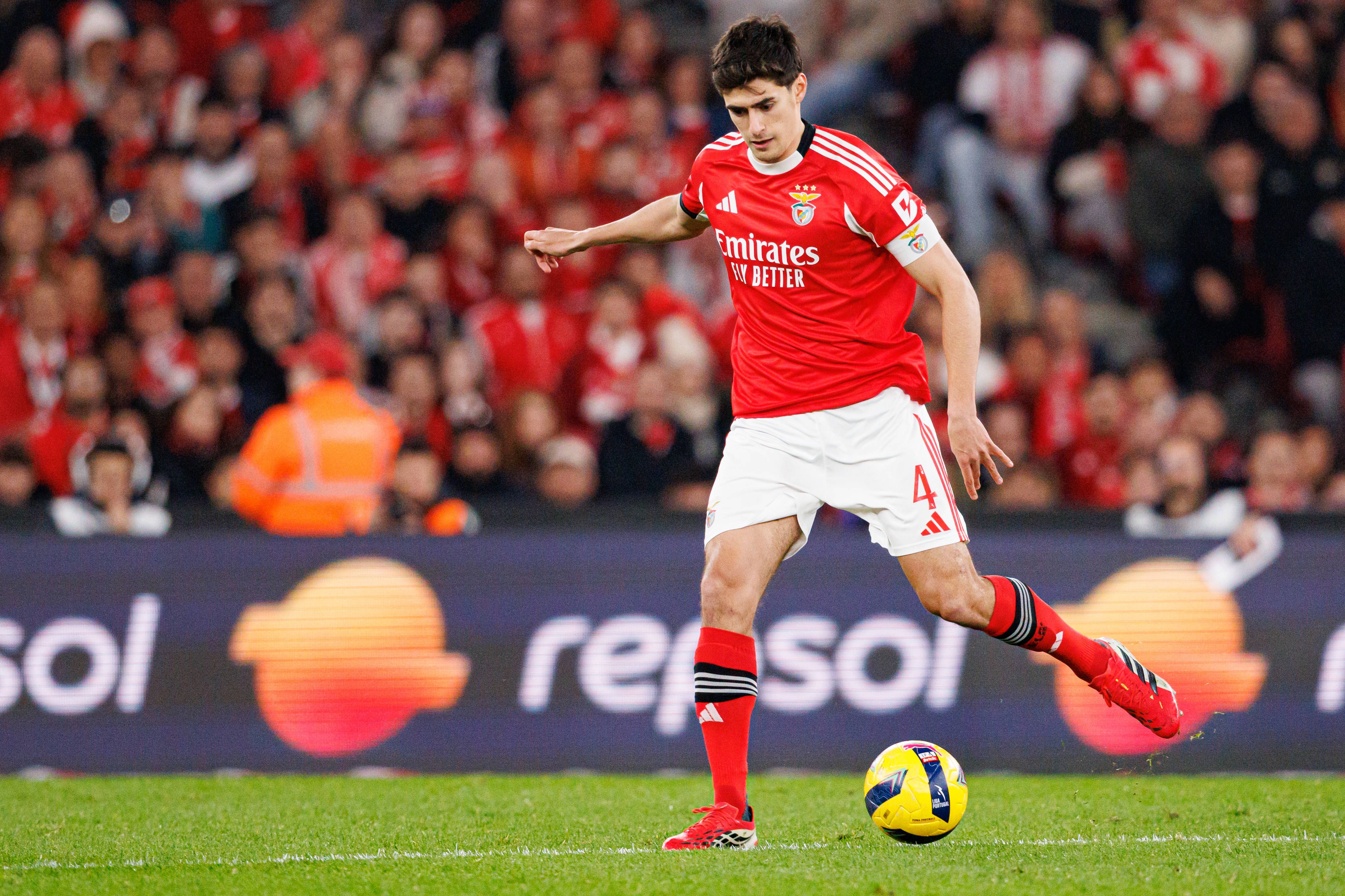 Sem Tomás Araújo, é António Silva que joga ao lado de Otamendi