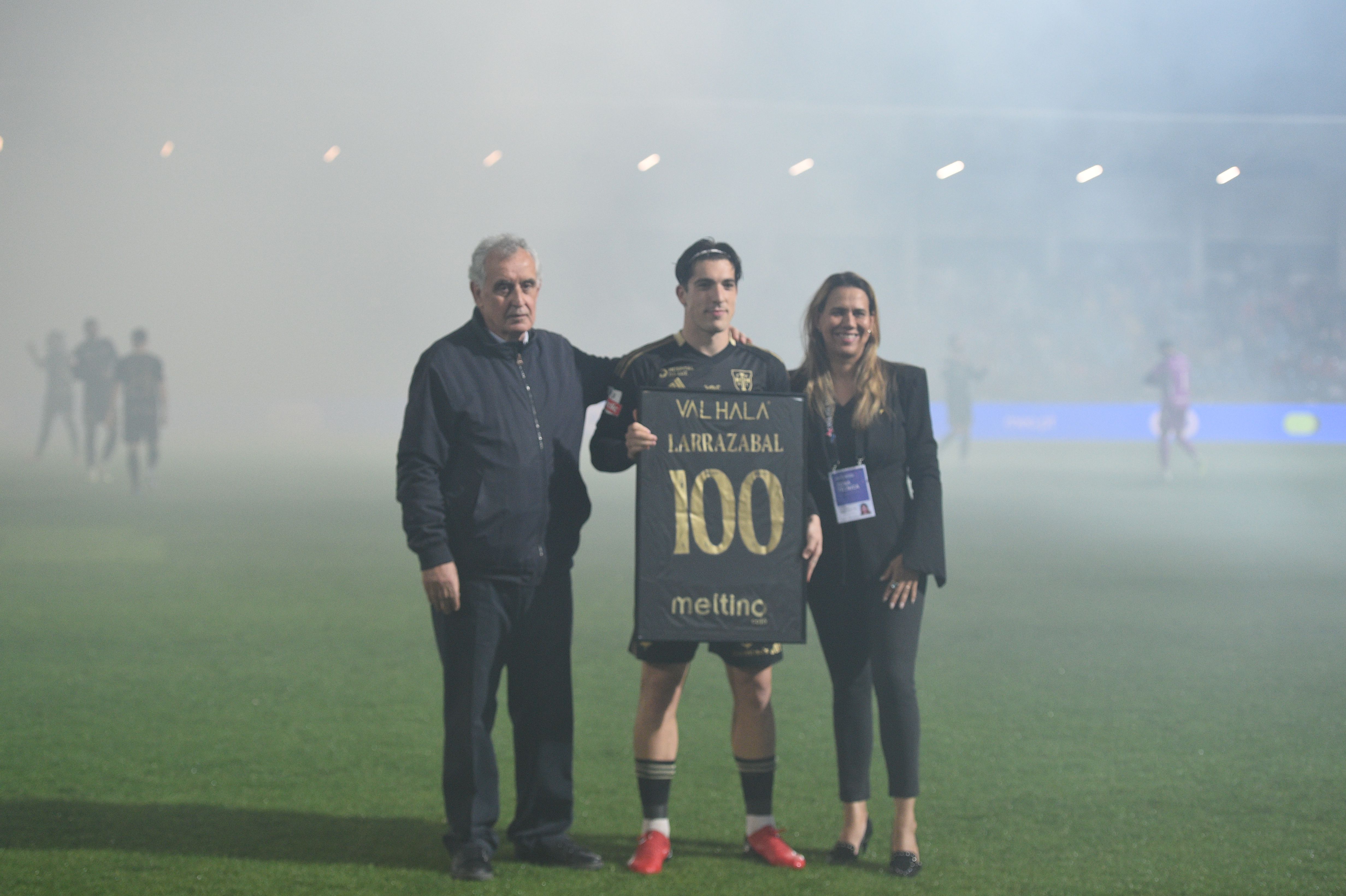 Larrazabal foi homenageado antes do apito inicial pelos 100 jogos com a camisola do Casa Pia. Foto: Sérgio Miguel Santos (Casa Pia-Benfica)