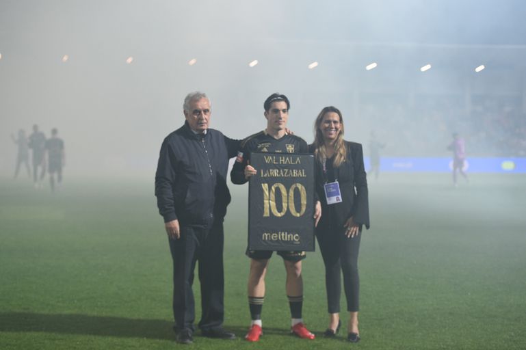 Larrazabal foi homenageado antes do apito inicial pelos 100 jogos com a camisola do Casa Pia. Foto: Sérgio Miguel Santos (Casa Pia-Benfica)