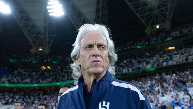 Jorge Jesus teve de ser agarrado para não ir 'para cima' do treinador adversário
