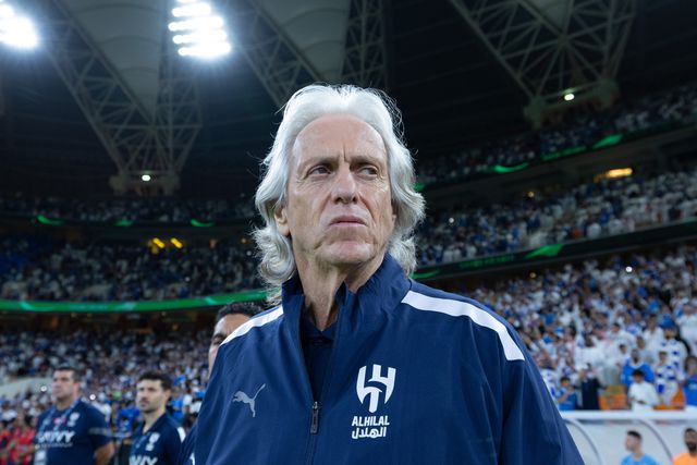 Jorge Jesus teve de ser agarrado para não ir 'para cima' do treinador adversário