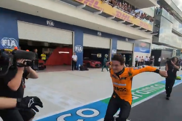 O voo de Lando Norris para festejar com a equipa McLaren