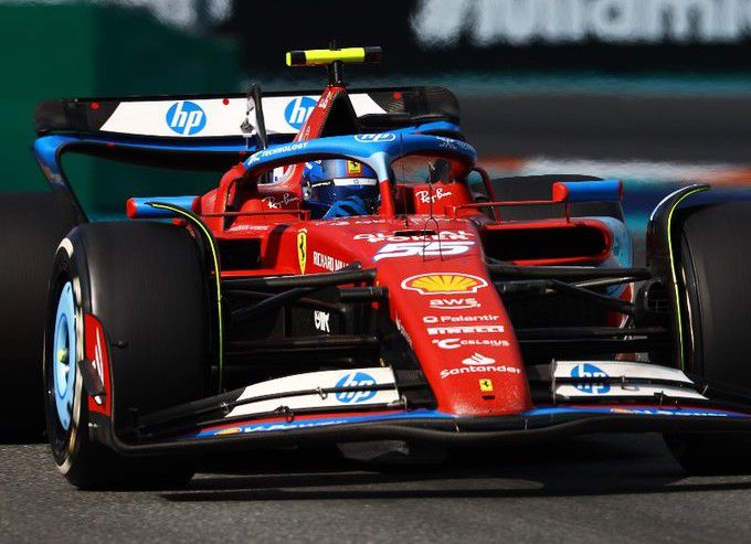 Carlos Sainz penalizado em cinco segundos por colisão com Oscar Piastri no GP de Miami