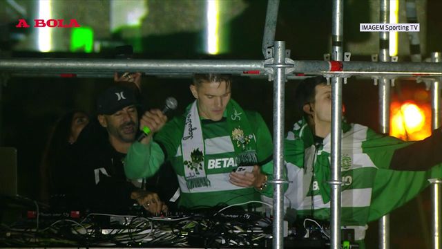 Gyokeres a cantar o hino