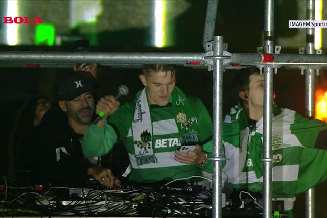 Gyokeres a cantar o hino