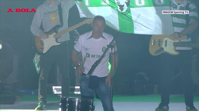 Adeptos do Sporting cantam em uníssono