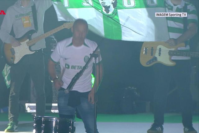 Adeptos do Sporting cantam em uníssono