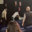 Vídeo: pugilista luta no cinema para defender uma mulher de agressor