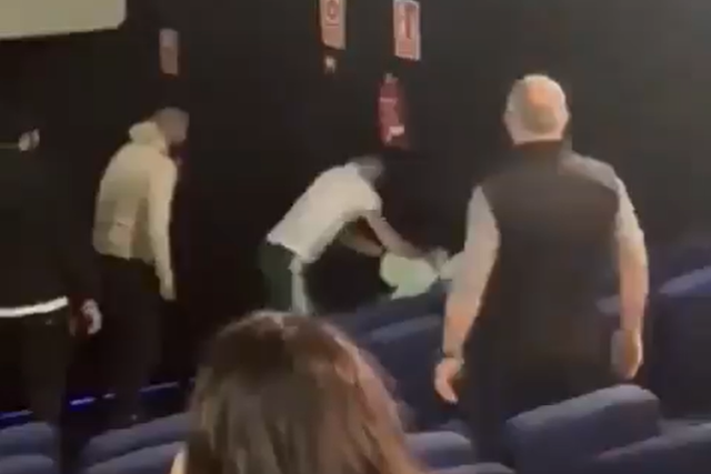 Vídeo: pugilista luta no cinema para defender uma mulher de agressor