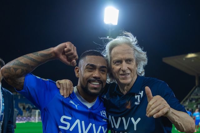 Reviravolta deixa Jesus a um ponto do título