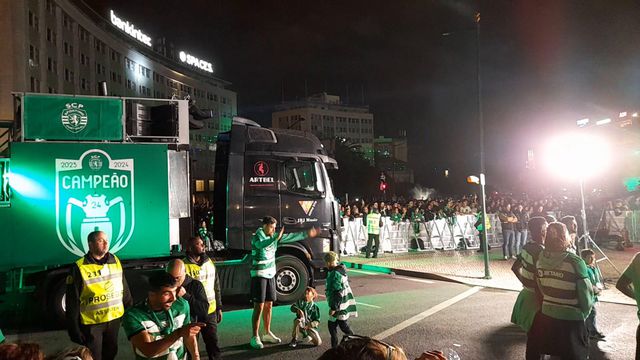 Coates no Marquês a brincar com os filhos... ao 'bottle flip'