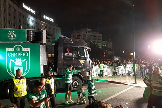 Coates no Marquês a brincar com os filhos... ao 'bottle flip'