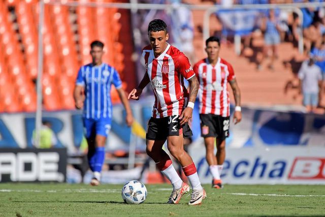 Jogador levanta troféu de campeão, embebeda-se na festa e bate com o carro numa bomba de gasolina