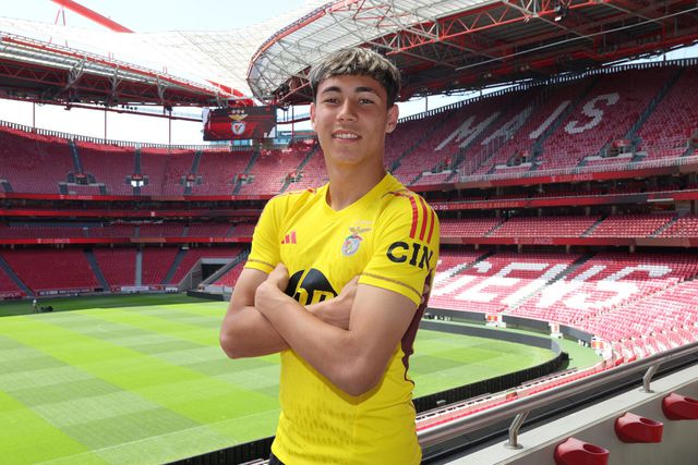 Benfica: Leonardo Lopes assina contrato profissional