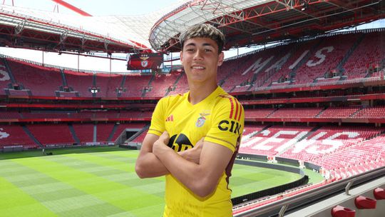 Benfica: Leonardo Lopes assina contrato profissional