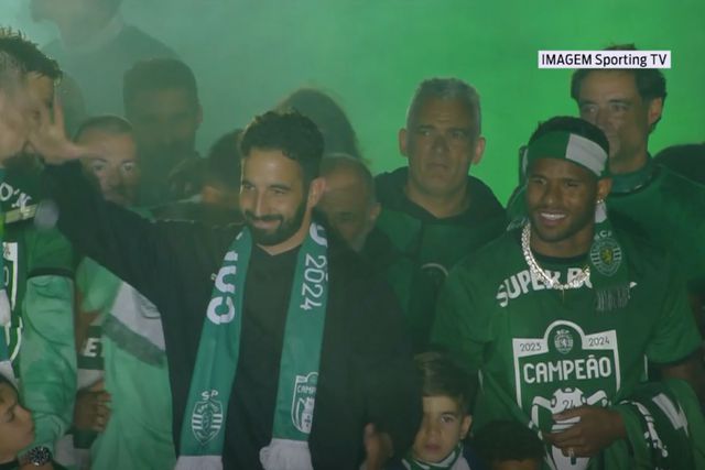 O discurso de Amorim no palco do Marquês... e o 'mic drop'