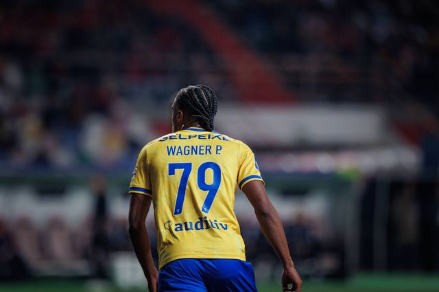 Pina cobiçado em Países Baixos e Inglaterra e com valor definido