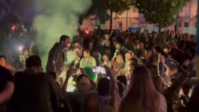 Adeptos fazem a festa na rotunda da Boavista, no Porto