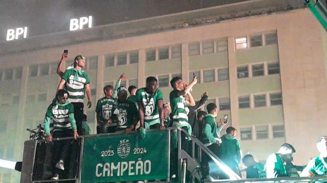A chegada do autocarro do Sporting ao Marquês de Pombal