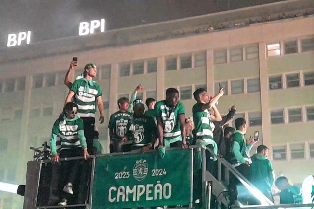 A chegada do autocarro do Sporting ao Marquês de Pombal