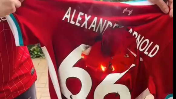 Adeptos do Liverpool furiosos com Alexander-Arnold e quem sofre é a camisola (vídeo)