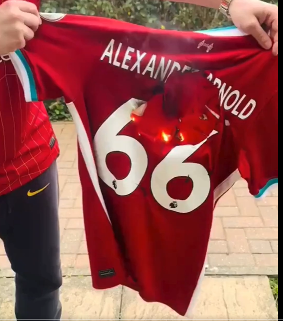 Adeptos do Liverpool furiosos com Alexander-Arnold e quem sofre é a camisola (vídeo)