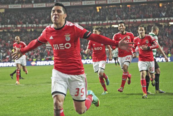 Enzo celebrates in Benfica's last victory for more than one goal,in 2013/2014 (Imago)