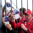 Adeptos do Liverpool a tentarem entrar no palco da final da Champions
