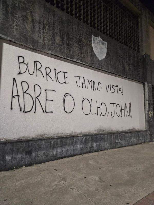 «Burrice jamais vista»: Adeptos do Botafogo vandalizam estádio e pedem demissão de Renato Paiva