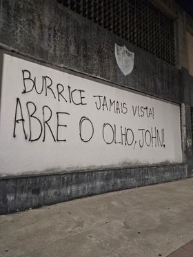 «Burrice jamais vista»: Adeptos do Botafogo vandalizam estádio e pedem demissão de Renato Paiva
