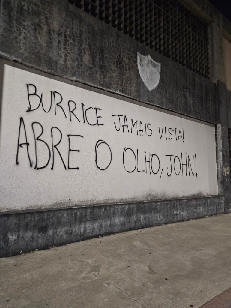 «Burrice jamais vista»: Adeptos do Botafogo vandalizam estádio e pedem demissão de Renato Paiva