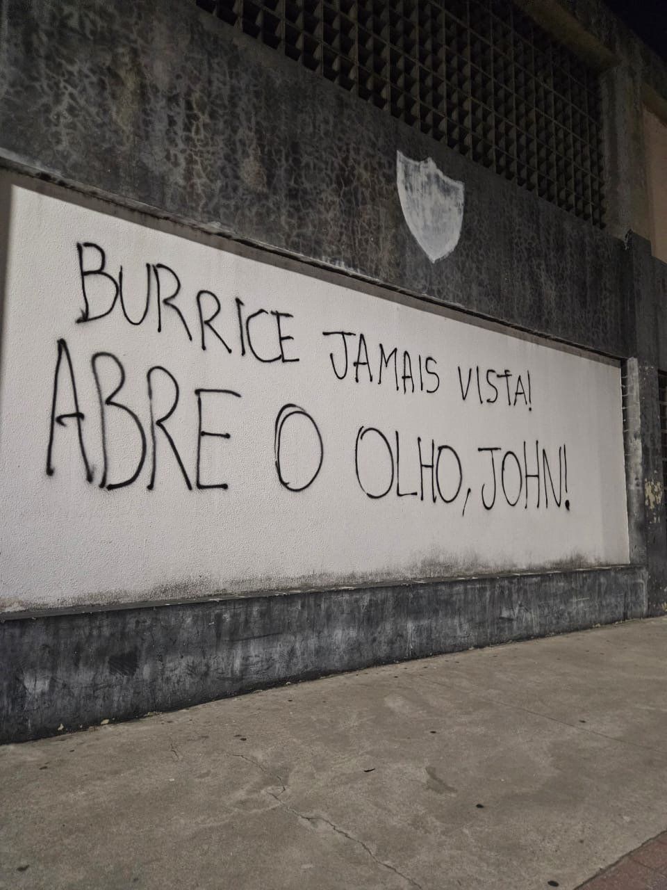 «Burrice jamais vista»: Adeptos do Botafogo vandalizam estádio e pedem demissão de Renato Paiva