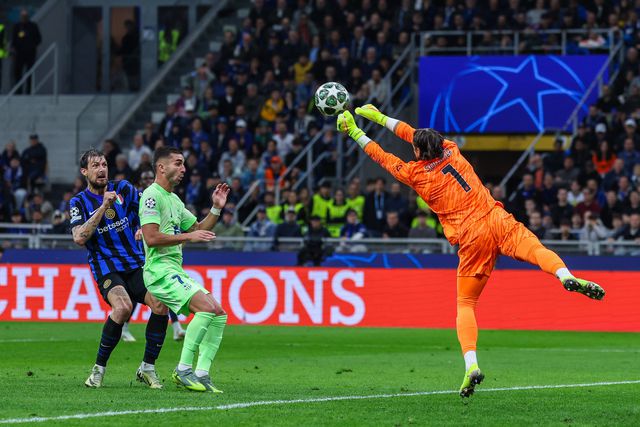 Inacreditável! A defesa do ano no Inter-Barcelona (vídeo)