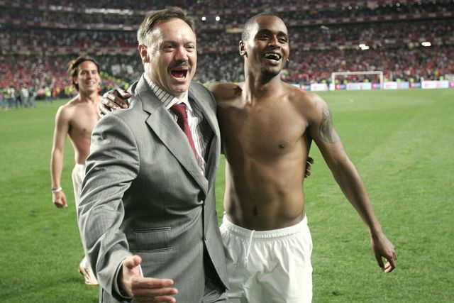 Álvaro Magalhães, adjunto de Trapattoni em 2005, e Miguel, na celebração da vitória do Benfica no dérbi (A Bola)