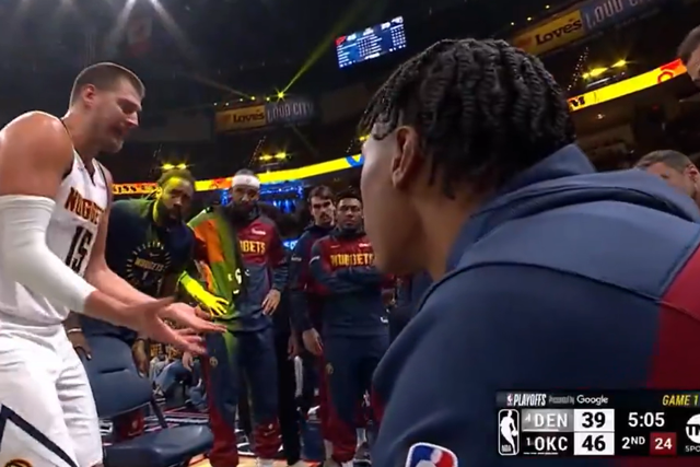 Jokic em modo treinador e furioso com os companheiros (vídeo)