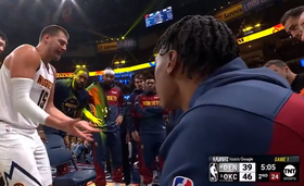 Jokic em modo treinador e furioso com os companheiros (vídeo)