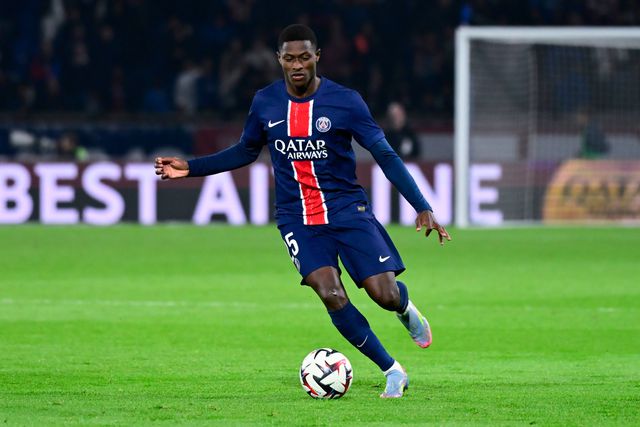 Nuno Mendes, lateral-esquerdo português do PSG, conduz a bola para mais um ataque do emblema parisiense