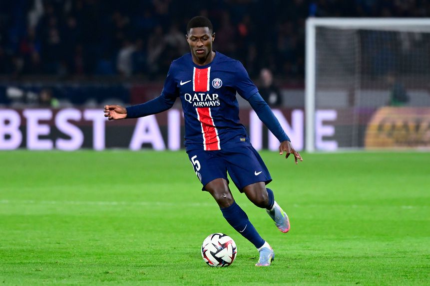 Nuno Mendes, lateral-esquerdo português do PSG, conduz a bola para mais um ataque do emblema parisiense