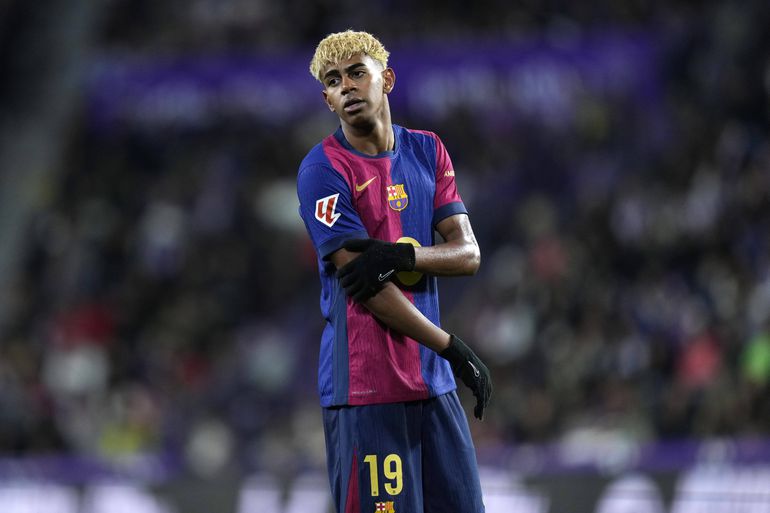 Lamine Yamal, de 17 anos, em ação pelo Barcelona