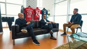 O telefonema de Wenger que estragou negócio português com Van Persie