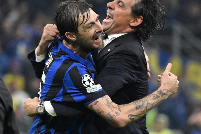 O festejo exuberante de Acerbi e Simone Inzaghi, central e treinador do Inter (Foto: IMAGO)