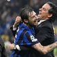 O festejo exuberante de Acerbi e Simone Inzaghi, central e treinador do Inter (Foto: IMAGO)