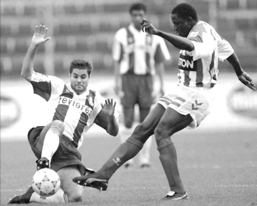 A BOLA de 7 de maio, há 31 anos, dava conta de que o avançado nigeriano estava a caminho da Grécia