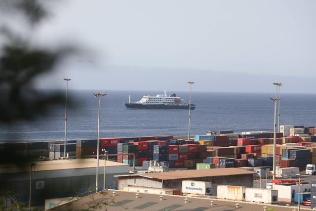 O navio de cruzeiro neerlandês Hondius permanece ao largo de Cabo Verde