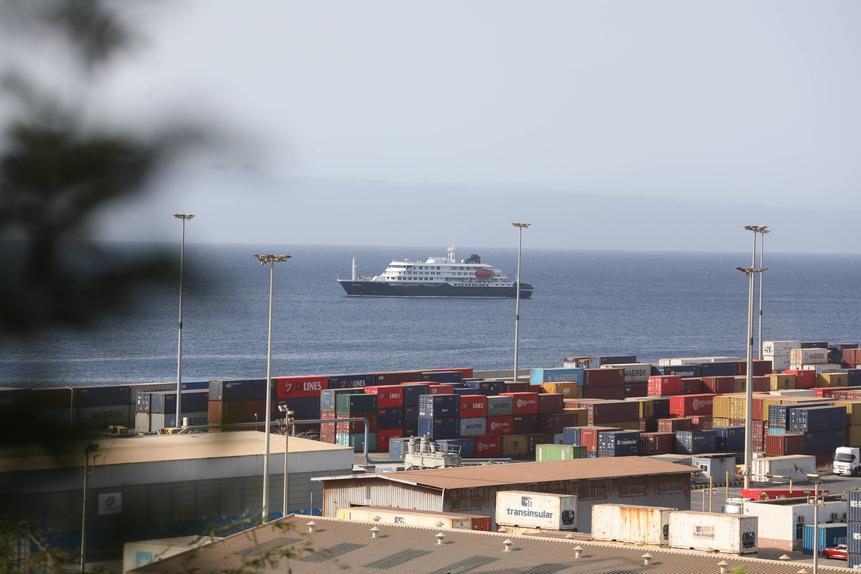 O navio de cruzeiro neerlandês Hondius permanece ao largo de Cabo Verde