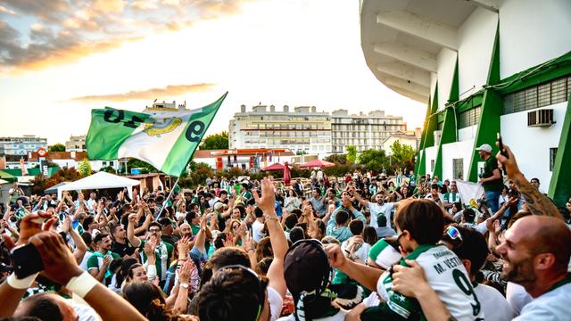 A vasta massa adepta vitoriana celebra a subida ao Campeonato de Portugal - Foto: Vitória de Setúbal