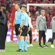 Kompany 'arrasa' João Pinheiro: «Inclinou o jogo»